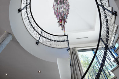 Свежая идея для дизайна: большая лестница в современном стиле - отличное фото интерьера
