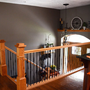 Foto de escalera en U, de estilo americano, de tamaño medio, con escalones de madera, contrahuellas de madera pintada y barandilla de varios materiales