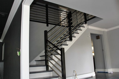 Ejemplo de escalera en L minimalista de tamaño medio con escalones de madera y contrahuellas de madera pintada