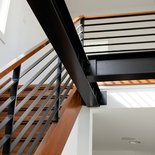 Modelo de escalera recta, contemporánea, pequeña, con escalones de madera, contrahuellas de madera y barandilla de varios materiales