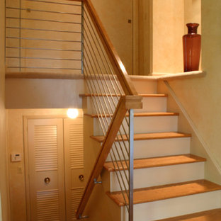 Modelo de escalera curva, clásica, pequeña, con escalones de madera