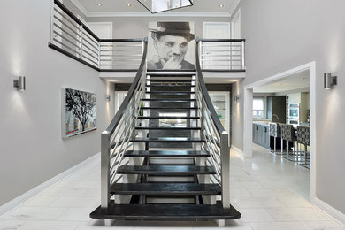 Ejemplo de escalera recta contemporánea grande sin contrahuella con escalones de madera