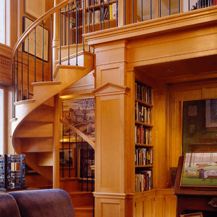 Modelo de escalera de caracol, tradicional, de tamaño medio, con escalones de madera, contrahuellas de madera y barandilla de varios materiales