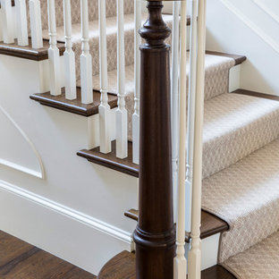 Idee per una grande scala a "U" chic con pedata in legno, alzata in legno e parapetto in legno