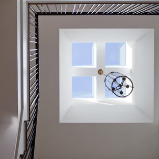 Geräumige Holztreppe in L-Form mit gebeizten Holz-Setzstufen in Providence