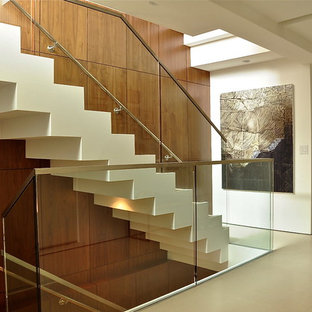 Ejemplo de escalera recta, moderna, con barandilla de vidrio