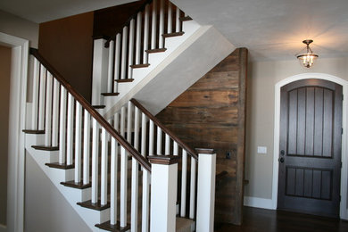 На фото: п-образная лестница среднего размера в стиле рустика с деревянными ступенями и крашенными деревянными подступенками