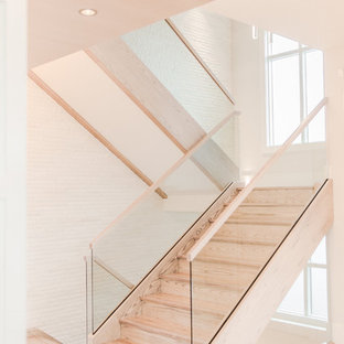 Immagine di un'ampia scala a "U" minimal con pedata in legno e alzata in legno