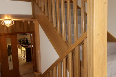 Стильный дизайн: большая п-образная лестница в стиле кантри с ступенями с ковровым покрытием - последний тренд