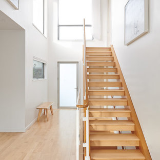 Foto de escalera suspendida, contemporánea, sin contrahuella, con escalones de madera y barandilla de varios materiales