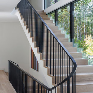 Gerade Retro Holztreppe mit Holz-Setzstufen und Stahlgeländer in New York
