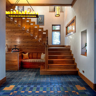 Immagine di una grande scala a "L" american style con pedata in legno, alzata in legno e parapetto in legno