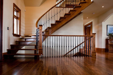 Réalisation d'un escalier sans contremarche courbe craftsman de taille moyenne avec des marches en bois.
