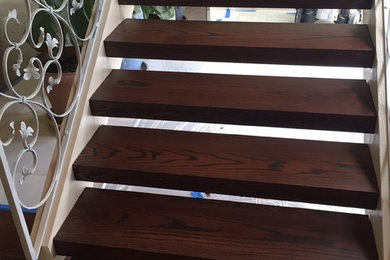 Diseño de escalera suspendida clásica de tamaño medio sin contrahuella con escalones de madera