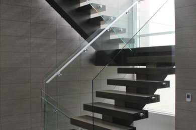 Idée de décoration pour un escalier sans contremarche flottant minimaliste de taille moyenne avec des marches en bois.