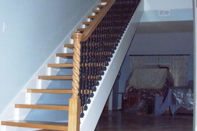 Modelo de escalera recta moderna de tamaño medio sin contrahuella con escalones de madera y barandilla de madera