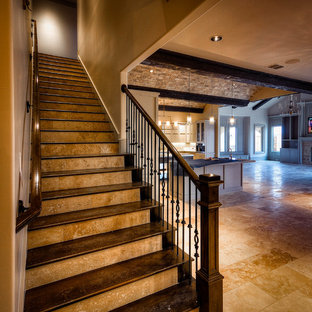 Diseño de escalera recta, mediterránea, de tamaño medio, con escalones de madera, contrahuellas de travertino y barandilla de metal