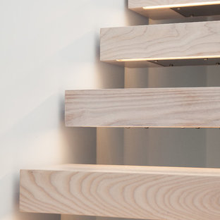 Ispirazione per una scala sospesa scandinava di medie dimensioni con pedata in legno e nessuna alzata