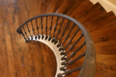オースティンにあるトラディショナルスタイルのおしゃれな階段の写真