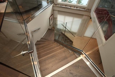 Diseño de escalera curva actual de tamaño medio con escalones con baldosas y contrahuellas de madera