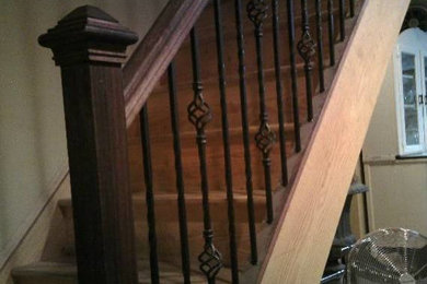 Modelo de escalera recta de tamaño medio con escalones de madera y contrahuellas de madera