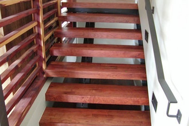 Modelo de escalera recta contemporánea de tamaño medio sin contrahuella con escalones de madera