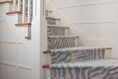 Modelo de escalera curva tradicional renovada de tamaño medio con escalones de madera, contrahuellas de madera pintada y barandilla de madera