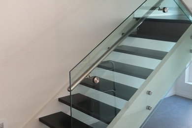 Example of a mid-sized minimalist floating staircase design in Los Angeles