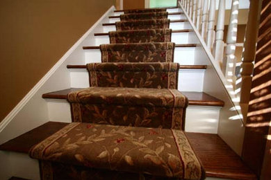 Ejemplo de escalera recta clásica de tamaño medio con escalones de madera, contrahuellas de madera pintada y barandilla de madera