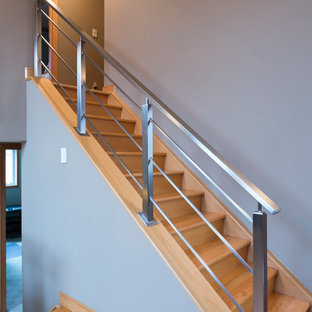 Modelo de escalera en L, urbana, pequeña, con escalones de madera y contrahuellas de madera