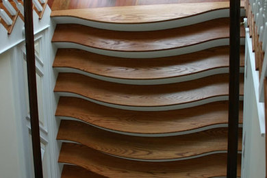 Diseño de escalera recta tradicional renovada de tamaño medio con escalones de madera y contrahuellas de madera