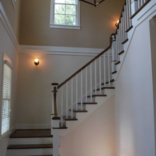 Diseño de escalera en U, tradicional renovada, pequeña, con escalones de madera y contrahuellas de madera pintada