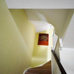 Foto di una grande scala curva vittoriana con pedata in moquette e alzata in moquette