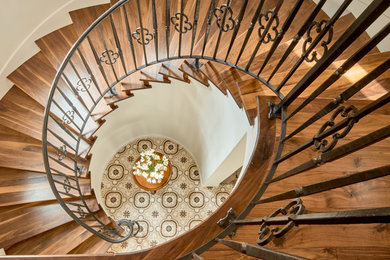 Imagen de escalera de caracol mediterránea grande con barandilla de metal