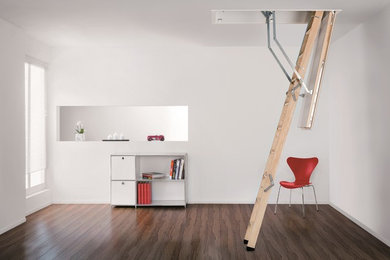 Immagine di una piccola scala a rampa dritta design con pedata in legno, alzata in legno e parapetto in metallo