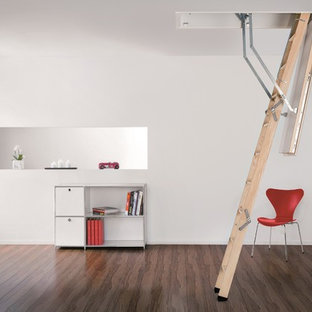 Ejemplo de escalera recta, contemporánea, pequeña, con escalones de madera, contrahuellas de madera y barandilla de metal