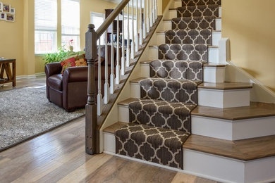 Diseño de escalera recta tradicional grande con escalones de madera y contrahuellas de madera pintada