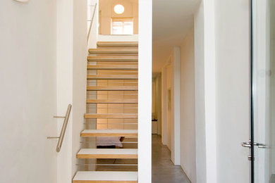 Идея дизайна: прямая лестница в современном стиле с крашенными деревянными ступенями без подступенок