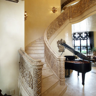 Modelo de escalera curva, mediterránea, grande, con escalones con baldosas, contrahuellas con baldosas y/o azulejos y barandilla de varios materiales