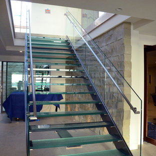 Ejemplo de escalera recta, moderna, de tamaño medio, sin contrahuella, con escalones de vidrio