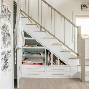 Diseño de escalera en L, marinera, con escalones de madera, contrahuellas de madera pintada y barandilla de varios materiales