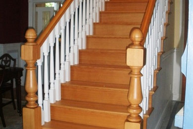 Modelo de escalera recta tradicional con escalones de madera y contrahuellas de madera