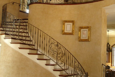 ジャクソンビルにある地中海スタイルのおしゃれな階段の写真
