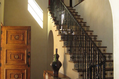オースティンにある地中海スタイルのおしゃれな階段の写真