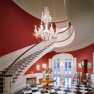 Idées déco pour un très grand escalier courbe classique.