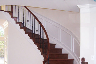 Idée de décoration pour un escalier courbe avec des marches en bois et des contremarches en bois.