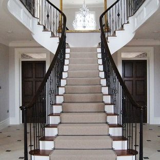 Diseño de escalera recta, clásica, con escalones de madera y contrahuellas de madera pintada
