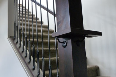 他の地域にあるお手頃価格の中くらいなコンテンポラリースタイルのおしゃれな直階段 (カーペット張りの蹴込み板) の写真