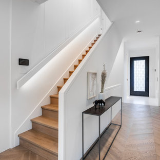 Idee per una scala a rampa dritta chic di medie dimensioni con pedata in legno, alzata in legno, parapetto in materiali misti e pannellatura