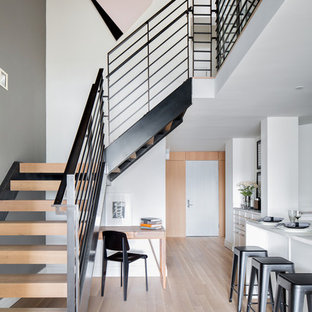 Exemple d'un escalier sans contremarche scandinave en L avec des marches en bois.